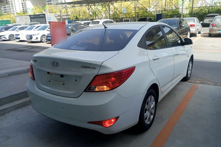 Used Hyundai Verna (older generation) 2014 1.4L Manual Smart GLS Trim Rear Right 45 Deg