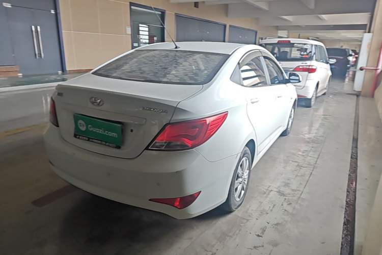 Used Hyundai Verna (older generation) 2014 1.4L Manual Smart GLS Trim Rear Right 45 Deg
