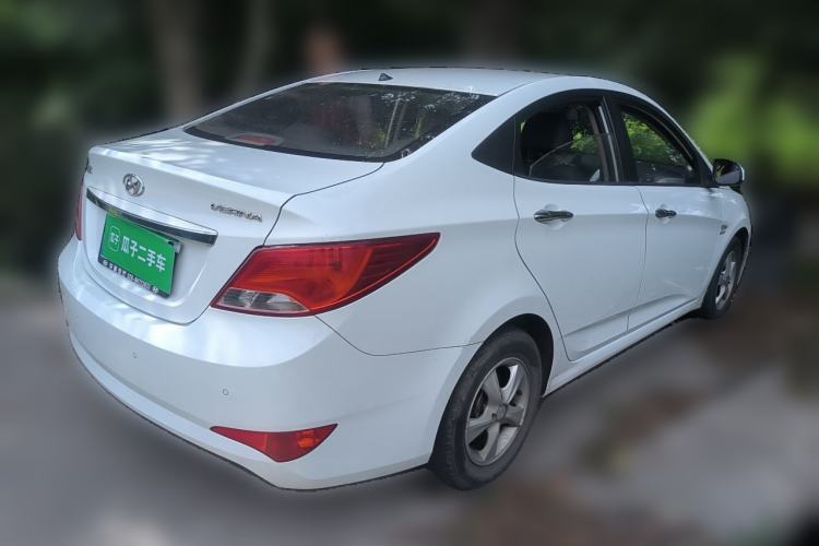 Used Hyundai Verna (older generation) 2014 1.4L Automatic Leading-Edge GLX Rear Right 45 Deg
