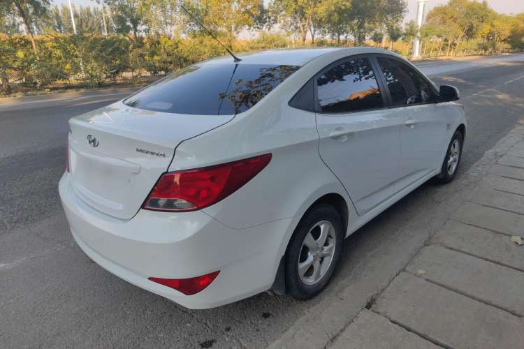 Used Hyundai Verna (older generation) 2014 1.4L Manual Smart GLS Trim Rear Right 45 Deg