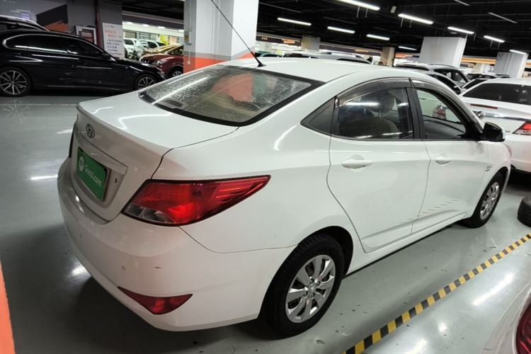 Used Hyundai Verna (older generation) 2014 1.4L Manual Smart GLS Trim Rear Right 45 Deg