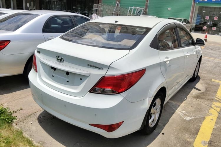 Used Hyundai Verna (older generation) 2014 1.4L Manual Smart GLS Trim Rear Right 45 Deg
