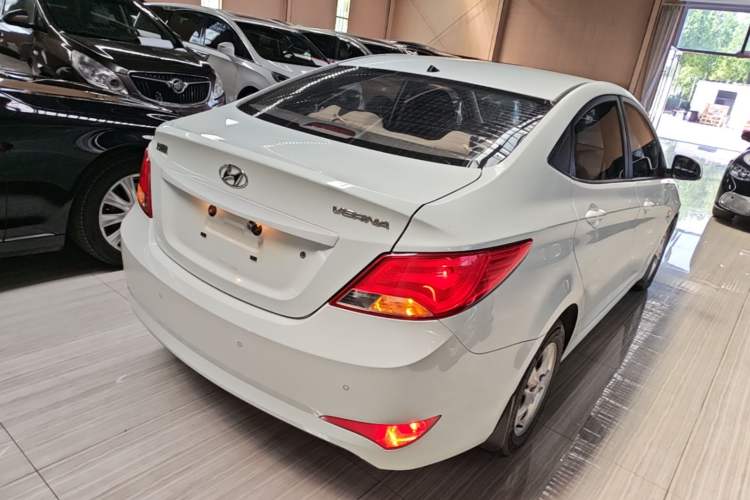 Used Hyundai Verna (older generation) 2014 1.4L Manual Smart GLS Trim Rear Right 45 Deg