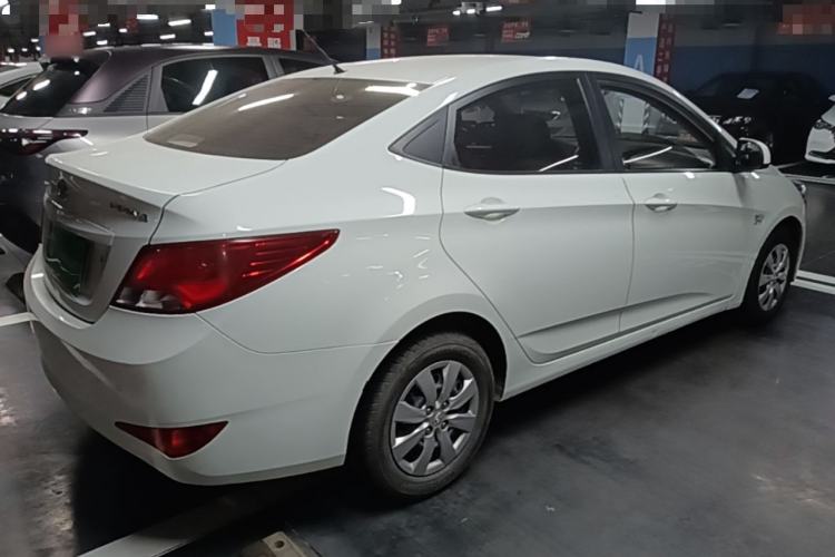 Used Hyundai Verna (older generation) 2014 1.4L Manual Smart GLS Trim Rear Right 45 Deg