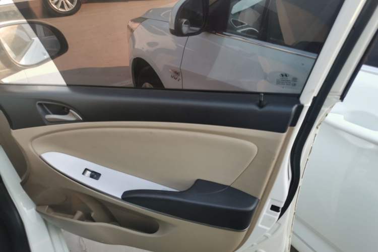 Used Hyundai Verna (older generation) 2014 1.4L Automatic Smart GLS Right Front Door Interior