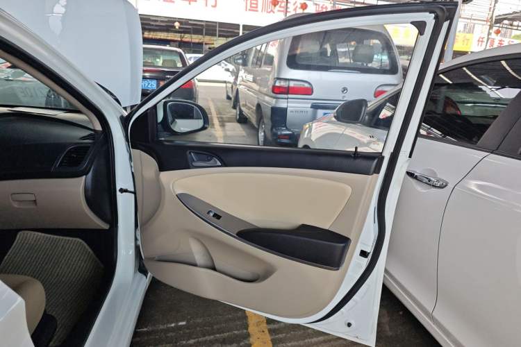 Used Hyundai Verna (older generation) 2014 1.4L Automatic Smart GLS Right Front Door Interior