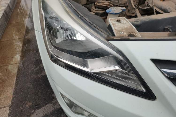 Used Hyundai Verna (older generation) 2014 1.4L Manual Smart GLS Trim Right Front Headlight