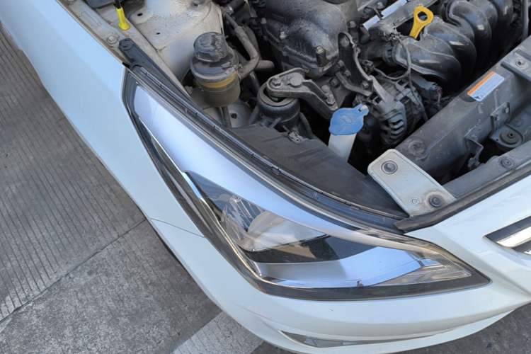 Used Hyundai Verna (older generation) 2014 1.4L Manual Smart GLS Trim Right Front Headlight