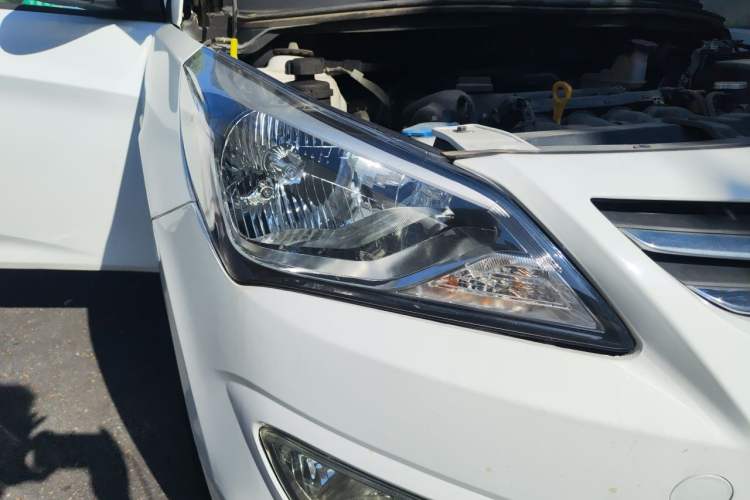 Used Hyundai Verna (older generation) 2014 1.4L Manual Top-Tier Model TOP Right Front Headlight