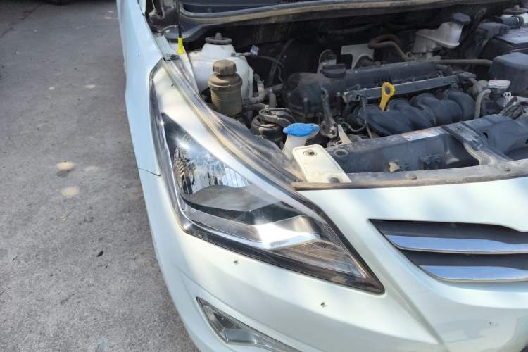 Used Hyundai Verna (older generation) 2014 1.4L Manual Smart GLS Trim Right Front Headlight