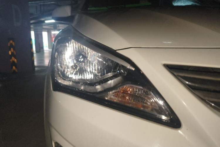 Used Hyundai Verna (older generation) 2014 1.4L Manual Smart GLS Trim Right Front Headlight
