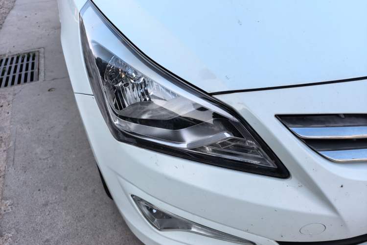 Used Hyundai Verna (older generation) 2014 1.4L Manual Smart GLS Trim Right Front Headlight