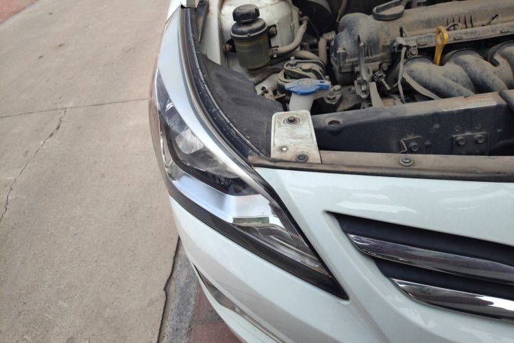 Used Hyundai Verna (older generation) 2014 1.4L Manual Smart GLS Trim Right Front Headlight