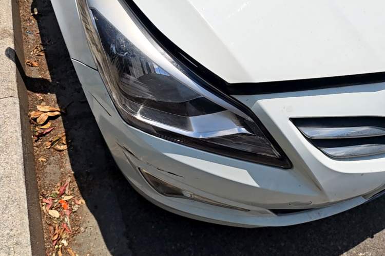 Used Hyundai Verna (older generation) 2014 1.4L Manual Smart GLS Trim Right Front Headlight