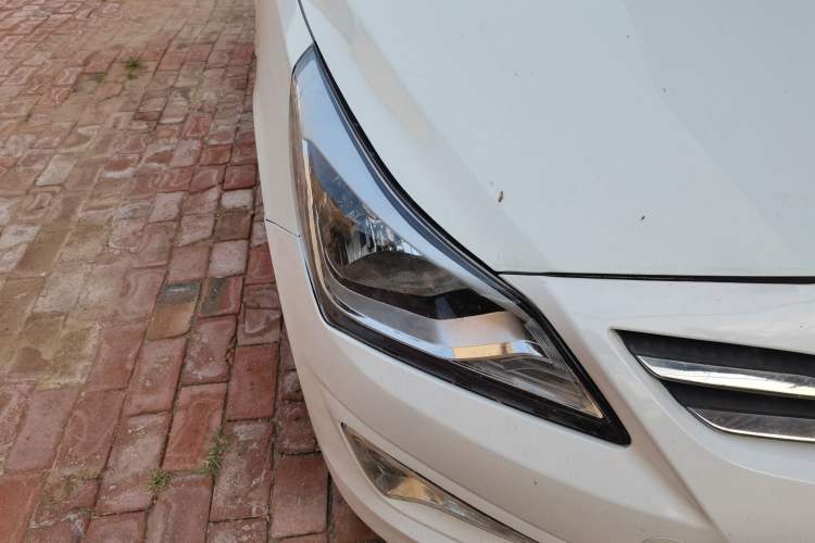 Used Hyundai Verna (older generation) 2014 1.4L Automatic Fashion GS Model Right Front Headlight