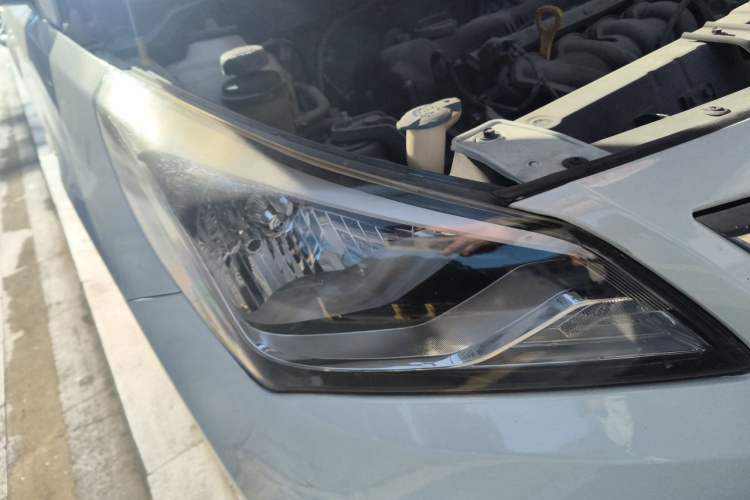 Used Hyundai Verna (older generation) 2014 1.4L Automatic Smart GLS Right Front Headlight