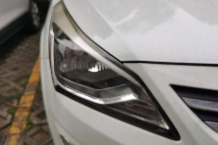 Used Hyundai Verna (older generation) 2014 1.4L Automatic Smart GLS Right Front Headlight