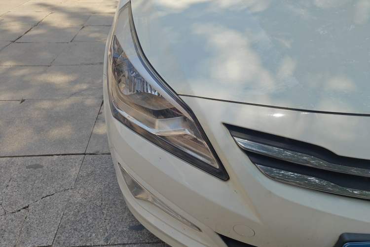 Used Hyundai Verna (older generation) 2014 1.4L Automatic Smart GLS Right Front Headlight