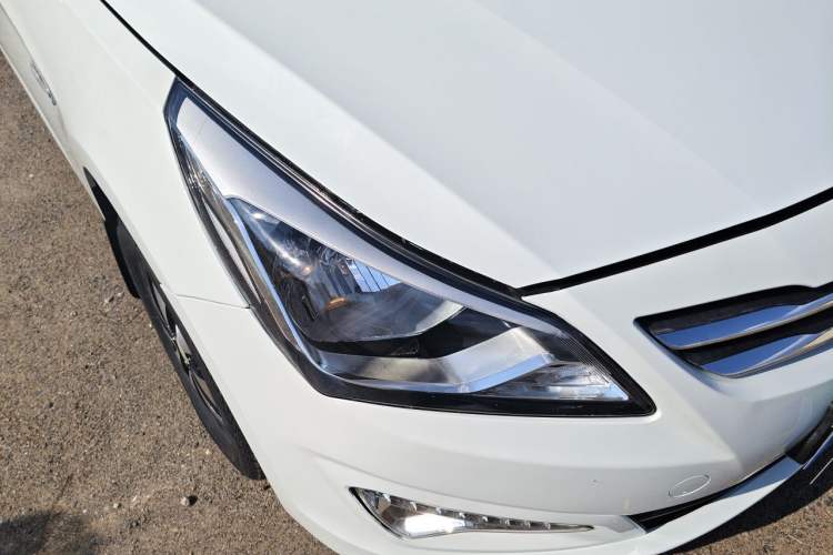 Used Hyundai Verna (older generation) 2014 1.4L Automatic Smart GLS Right Front Headlight
