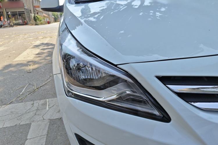 Used Hyundai Verna (older generation) 2014 1.4L Manual Fashion GS Model Right Front Headlight