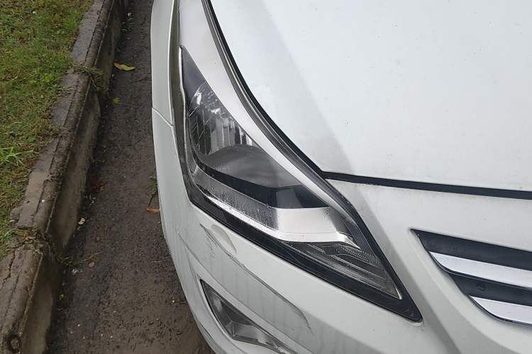 Used Hyundai Verna (older generation) 2014 1.4L Manual Fashion GS Model Right Front Headlight
