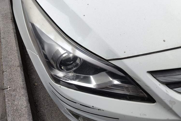 Used Hyundai Verna (older generation) 2014 1.4L Automatic Leading-Edge GLX Right Front Headlight