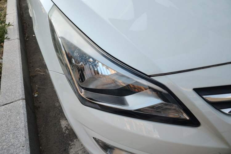 Used Hyundai Verna (older generation) 2014 1.4L Automatic Smart GLS Right Front Headlight