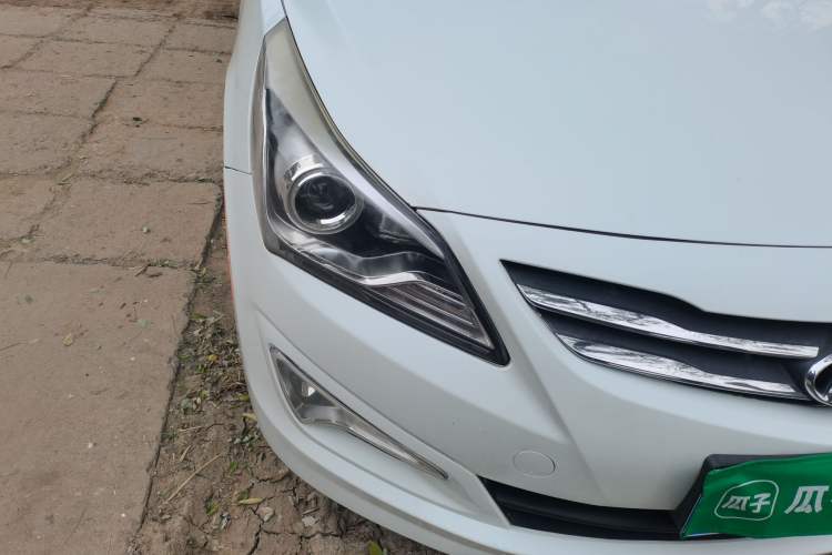 Used Hyundai Verna (older generation) 2014 1.4L Automatic Leading-Edge GLX Right Front Headlight