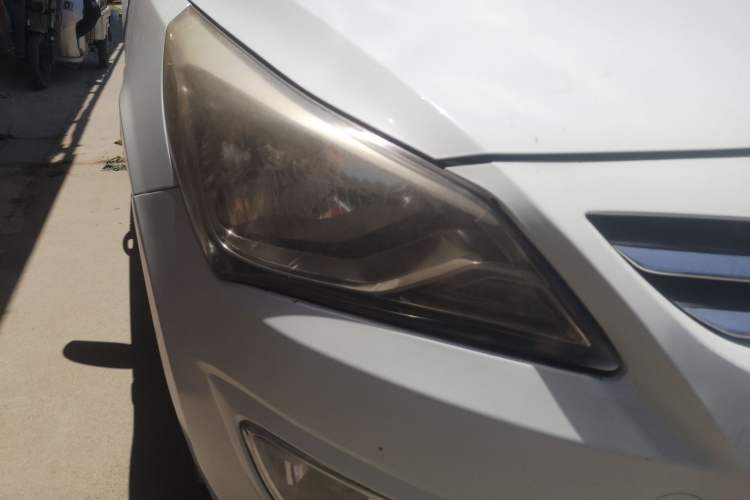Used Hyundai Verna (older generation) 2014 1.4L Manual Smart GLS Trim Right Front Headlight