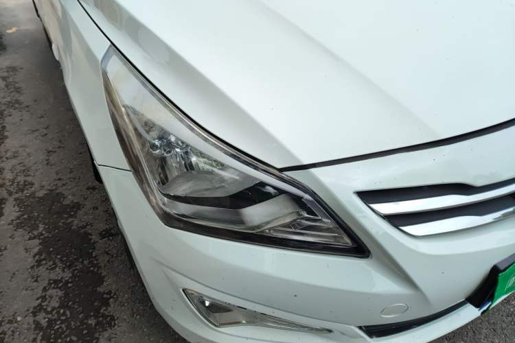 Used Hyundai Verna (older generation) 2014 1.4L Manual Smart GLS Trim Right Front Headlight