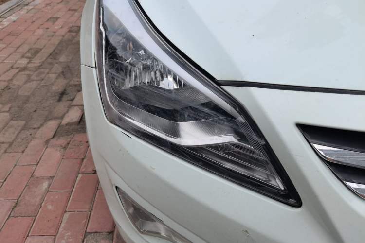 Used Hyundai Verna (older generation) 2014 1.4L Automatic Smart GLS Right Front Headlight