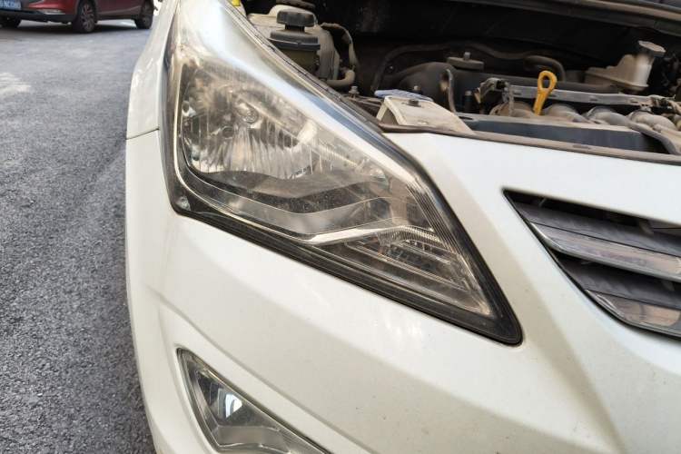 Used Hyundai Verna (older generation) 2014 1.4L Automatic Smart GLS Right Front Headlight