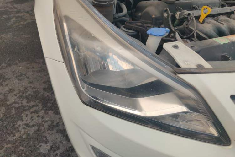 Used Hyundai Verna (older generation) 2014 1.4L Automatic Smart GLS Right Front Headlight