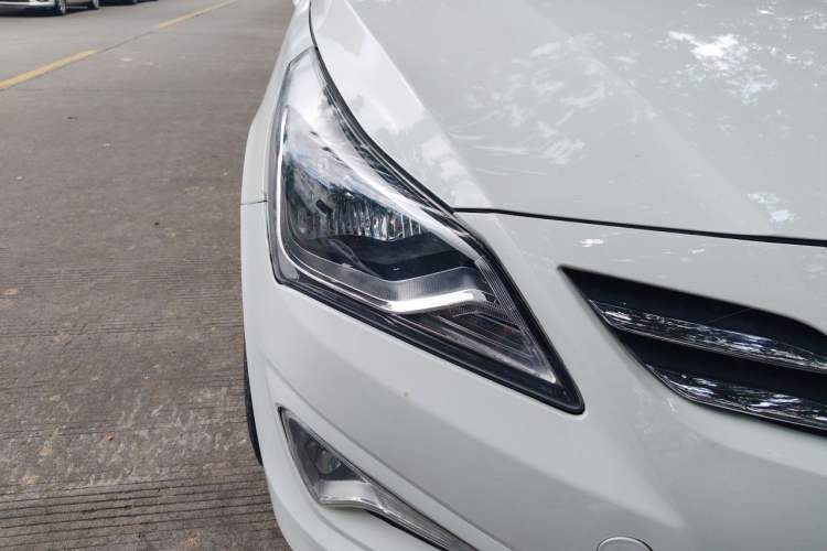 Used Hyundai Verna (older generation) 2014 1.4L Automatic Smart GLS Right Front Headlight