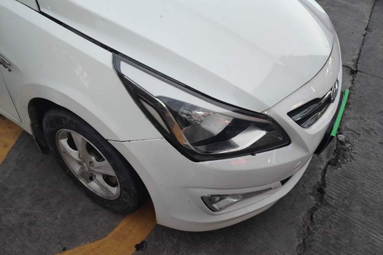 Used Hyundai Verna (older generation) 2014 1.4L Automatic Leading-Edge GLX Right Front Headlight