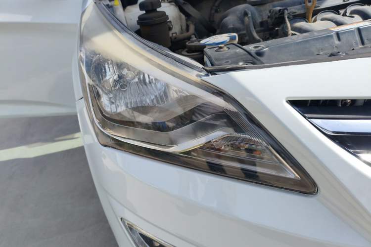 Used Hyundai Verna (older generation) 2014 1.4L Manual Smart GLS Trim Right Front Headlight