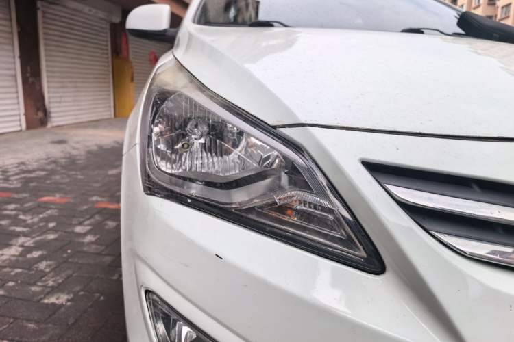 Used Hyundai Verna (older generation) 2014 1.4L Manual Smart GLS Trim Right Front Headlight