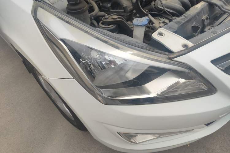 Used Hyundai Verna (older generation) 2014 1.4L Automatic Smart GLS Right Front Headlight
