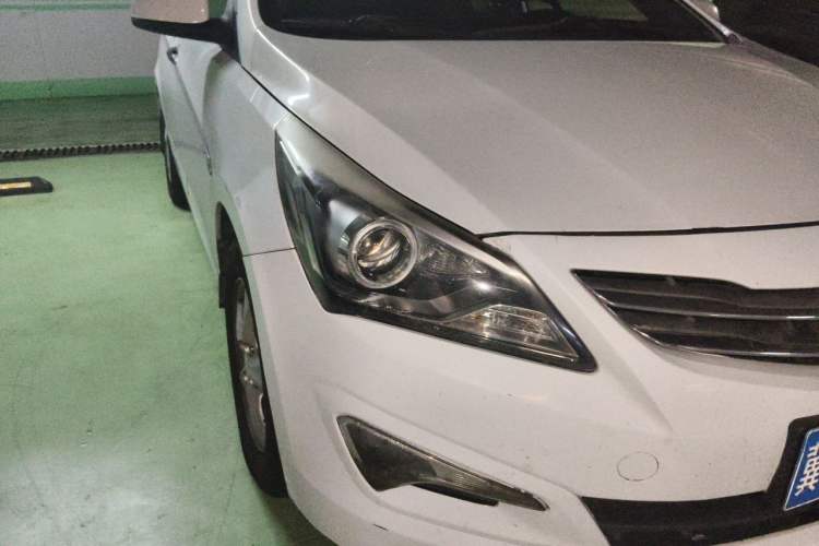 Used Hyundai Verna (older generation) 2014 1.4L Automatic Leading-Edge GLX Right Front Headlight