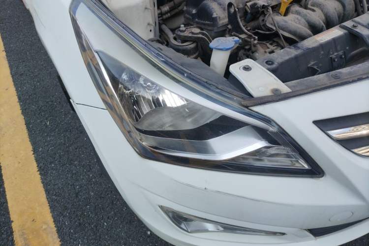 Used Hyundai Verna (older generation) 2014 1.4L Automatic Smart GLS Right Front Headlight