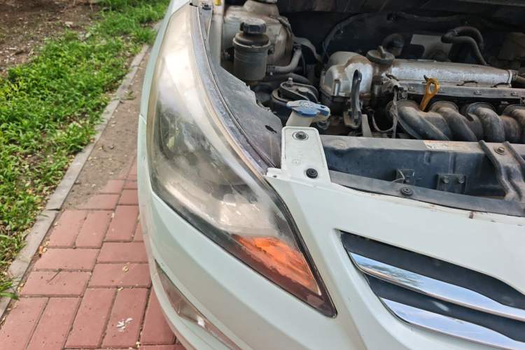 Used Hyundai Verna (older generation) 2014 1.4L Automatic Smart GLS Right Front Headlight