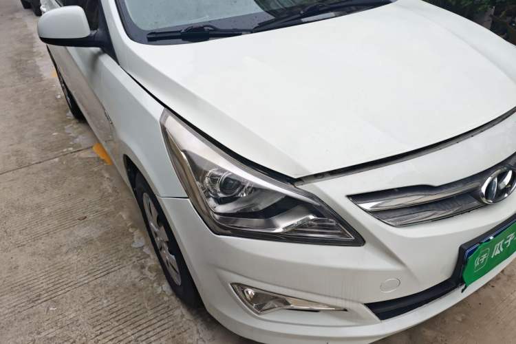 Used Hyundai Verna (older generation) 2014 1.4L Manual Smart GLS Trim Right Front Headlight