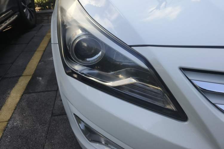 Used Hyundai Verna (older generation) 2014 1.6L Automatic Leading-Edge GLX Right Front Headlight