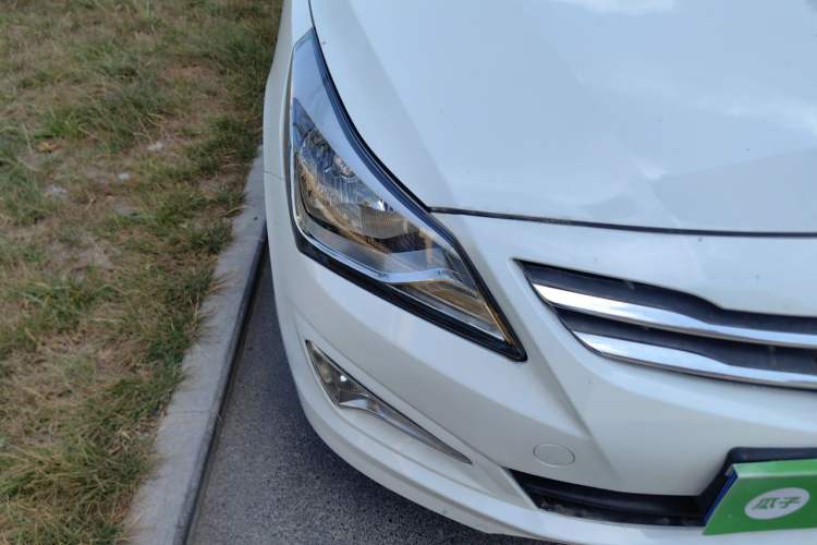 Used Hyundai Verna (older generation) 2014 1.4L Manual Smart GLS Trim Right Front Headlight