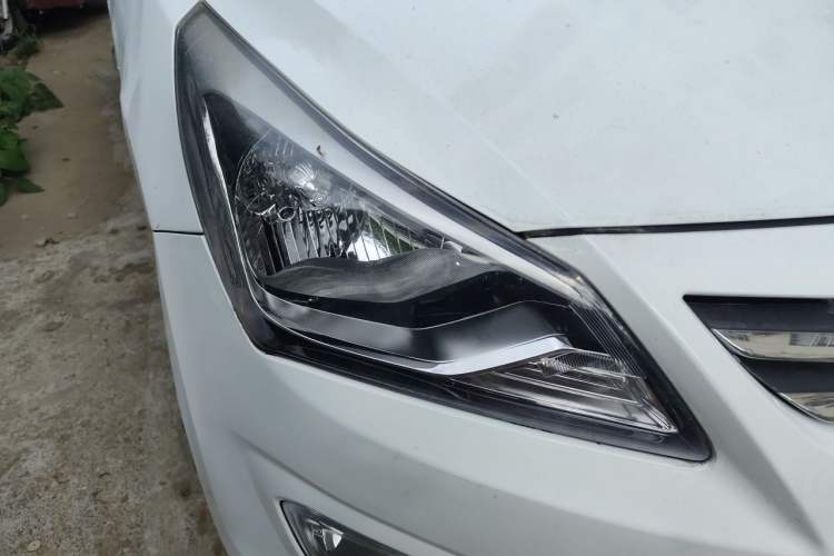 Used Hyundai Verna (older generation) 2014 1.4L Manual Smart GLS Trim Right Front Headlight