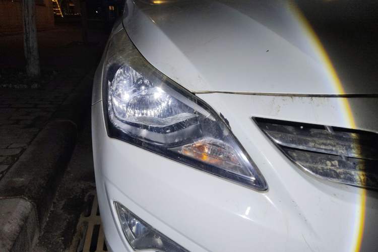 Used Hyundai Verna (older generation) 2014 1.4L Automatic Smart GLS Right Front Headlight