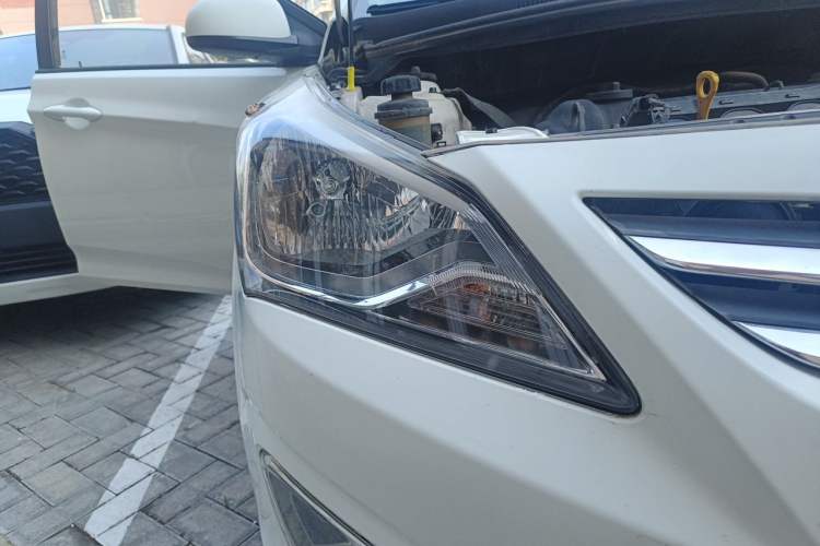 Used Hyundai Verna (older generation) 2014 1.4L Automatic Smart GLS Right Front Headlight