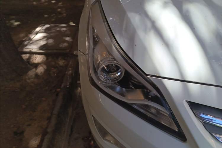 Used Hyundai Verna (older generation) 2014 1.4L Automatic Leading-Edge GLX Right Front Headlight