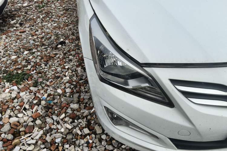 Used Hyundai Verna (older generation) 2014 1.4L Automatic Smart GLS Right Front Headlight