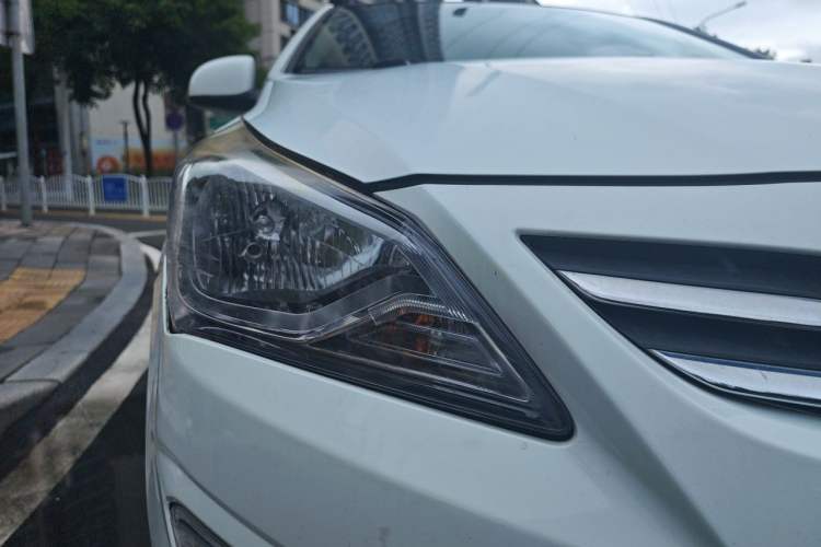 Used Hyundai Verna (older generation) 2014 1.4L Manual Smart GLS Trim Right Front Headlight